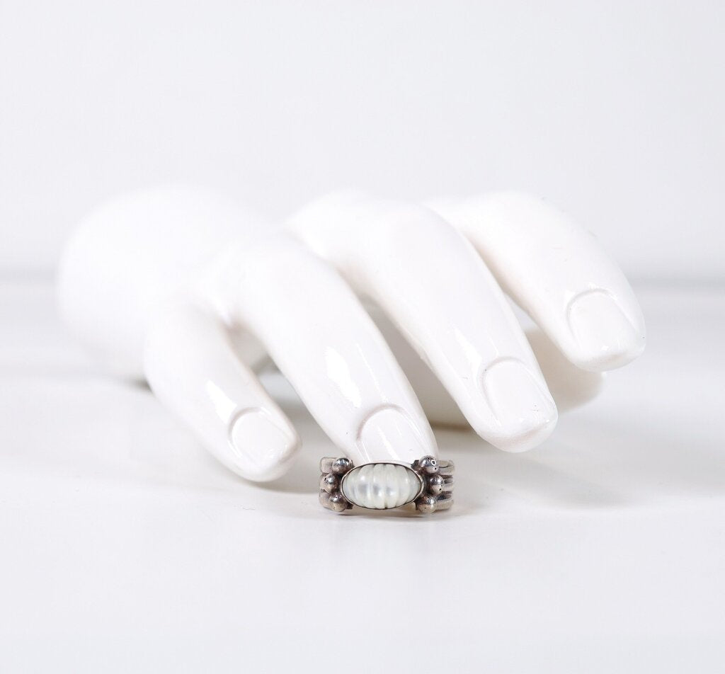 Sterling and Mother of Pearl Ring (6.25)