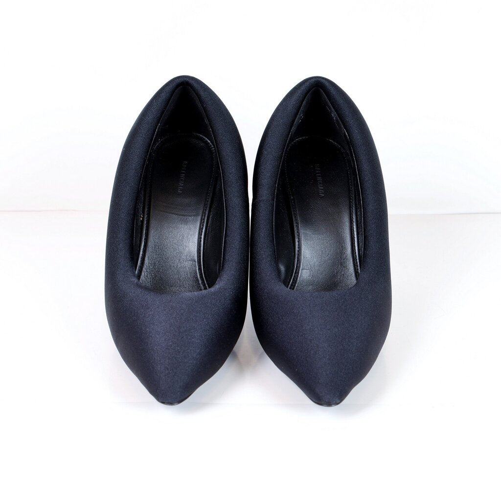 (37) black puffed pointed heels