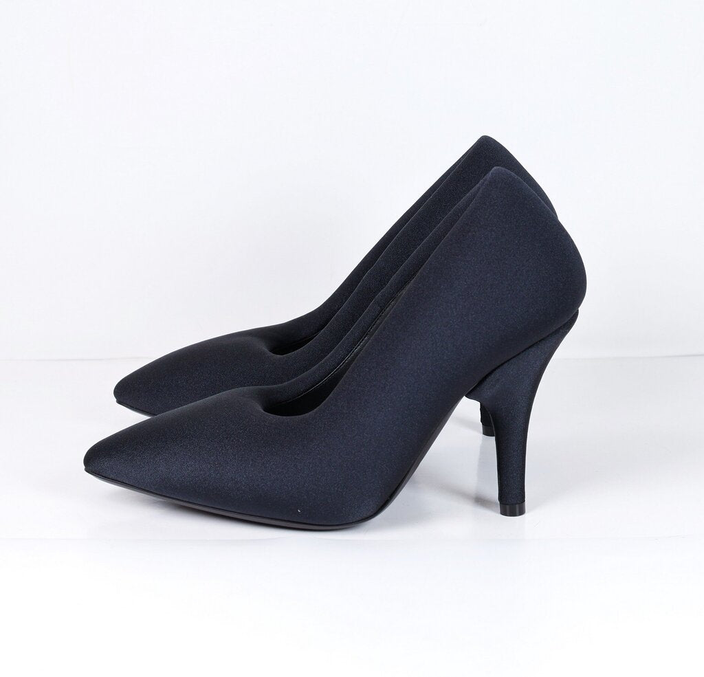 (37) black puffed pointed heels