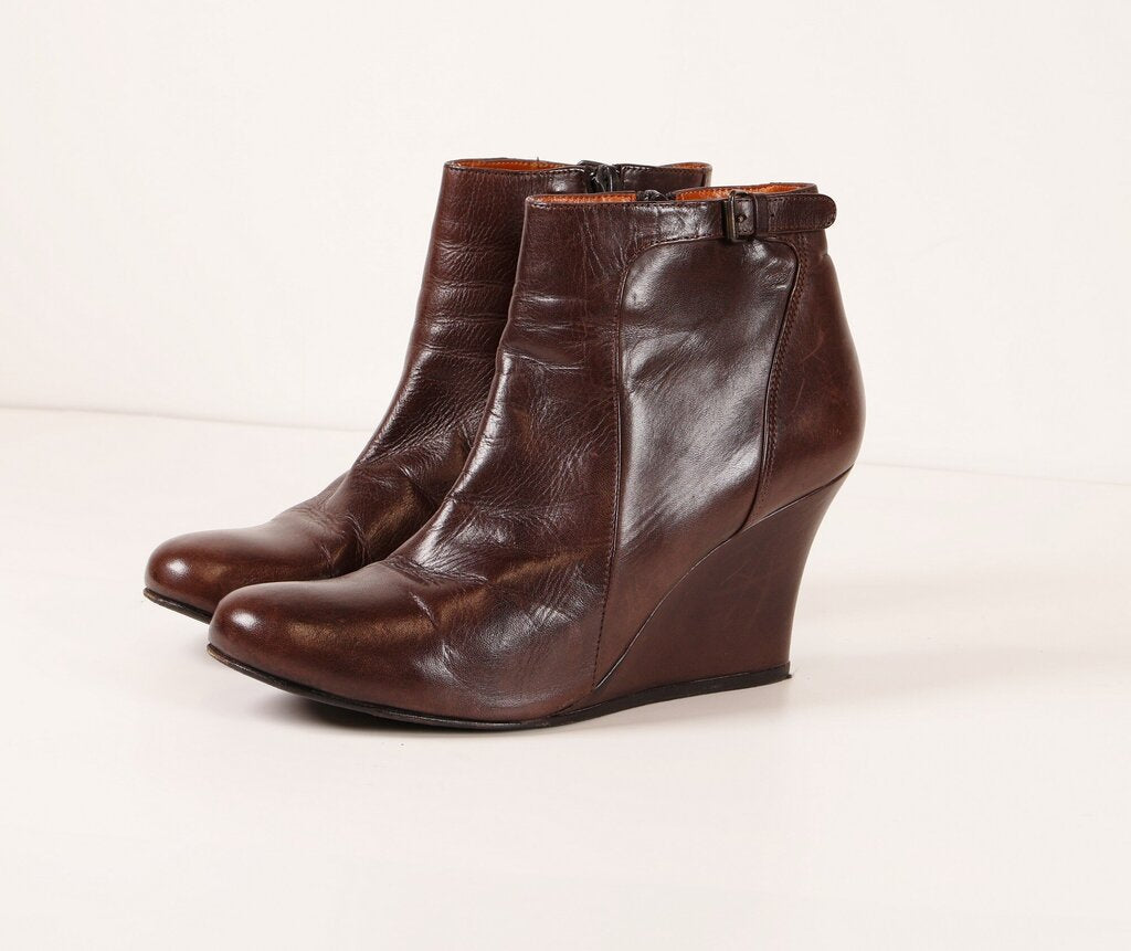 (9.5) brown leather wedge ankle booties