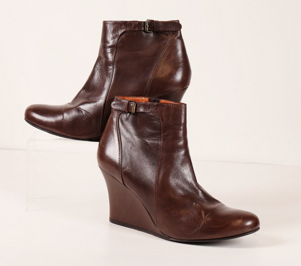 (9.5) brown leather wedge ankle booties
