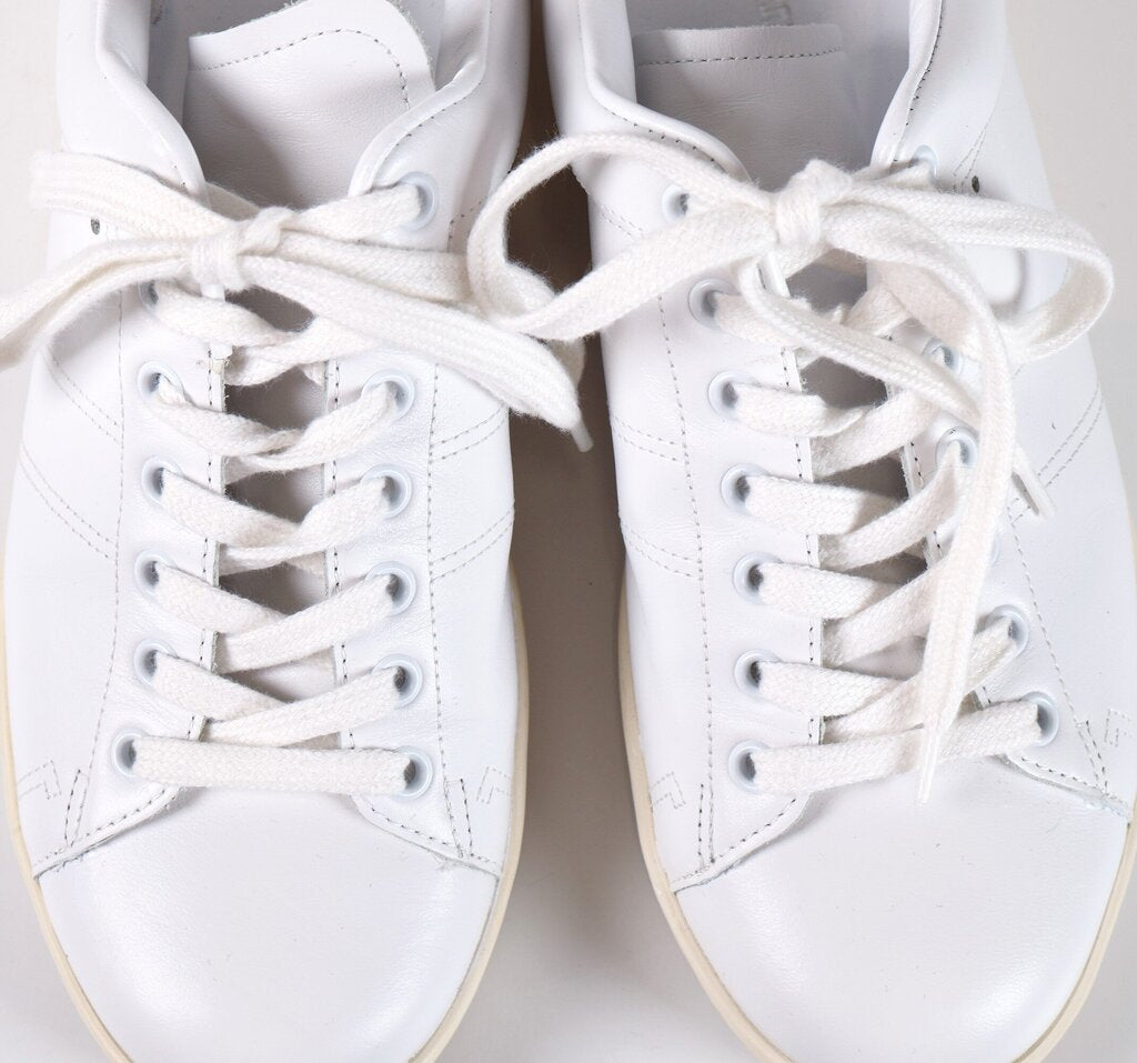 (39) white sneakers, low top, cream accents