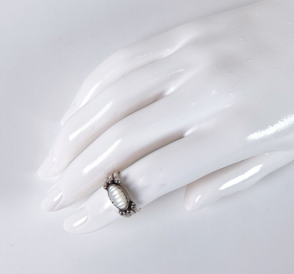 Sterling and Mother of Pearl Ring (6.25)
