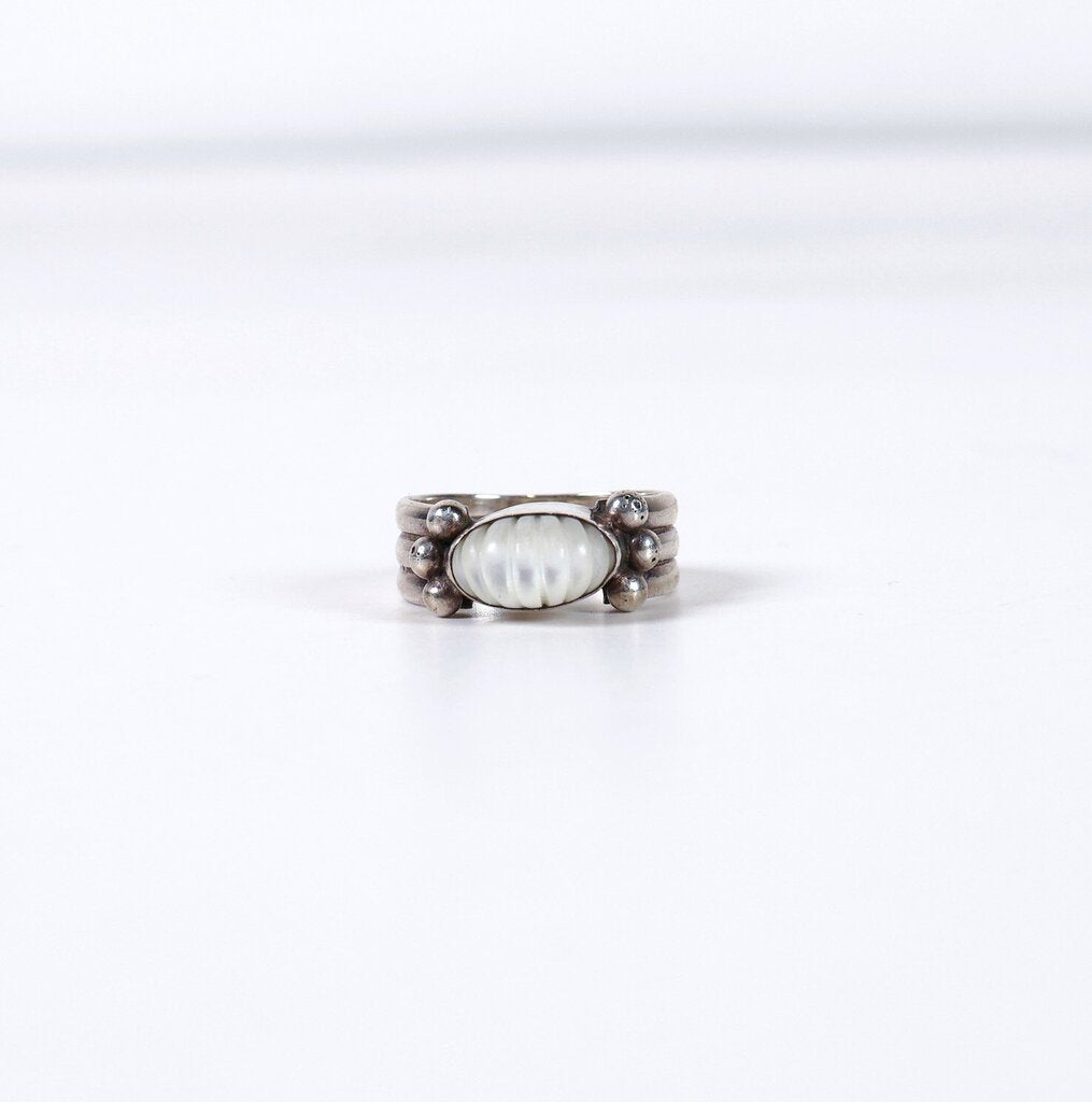 Sterling and Mother of Pearl Ring (6.25)