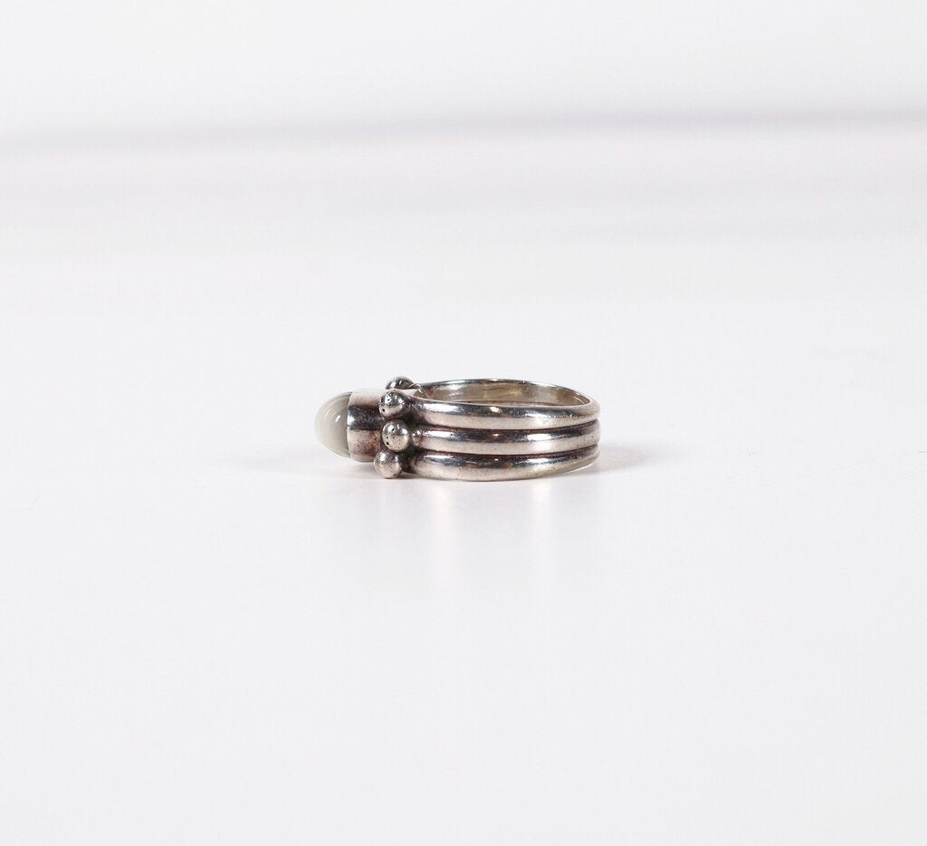 Sterling and Mother of Pearl Ring (6.25)