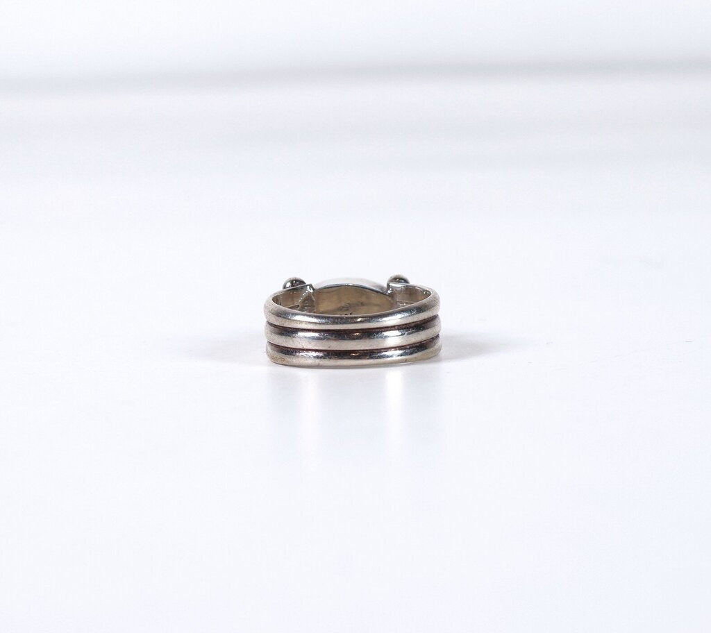 Sterling and Mother of Pearl Ring (6.25)