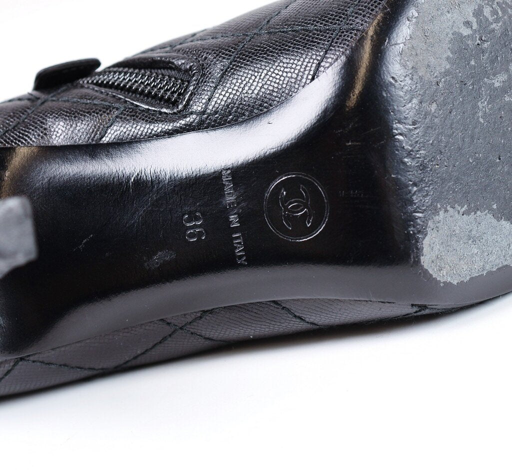 (size 5.5) Black Quilted Bootie