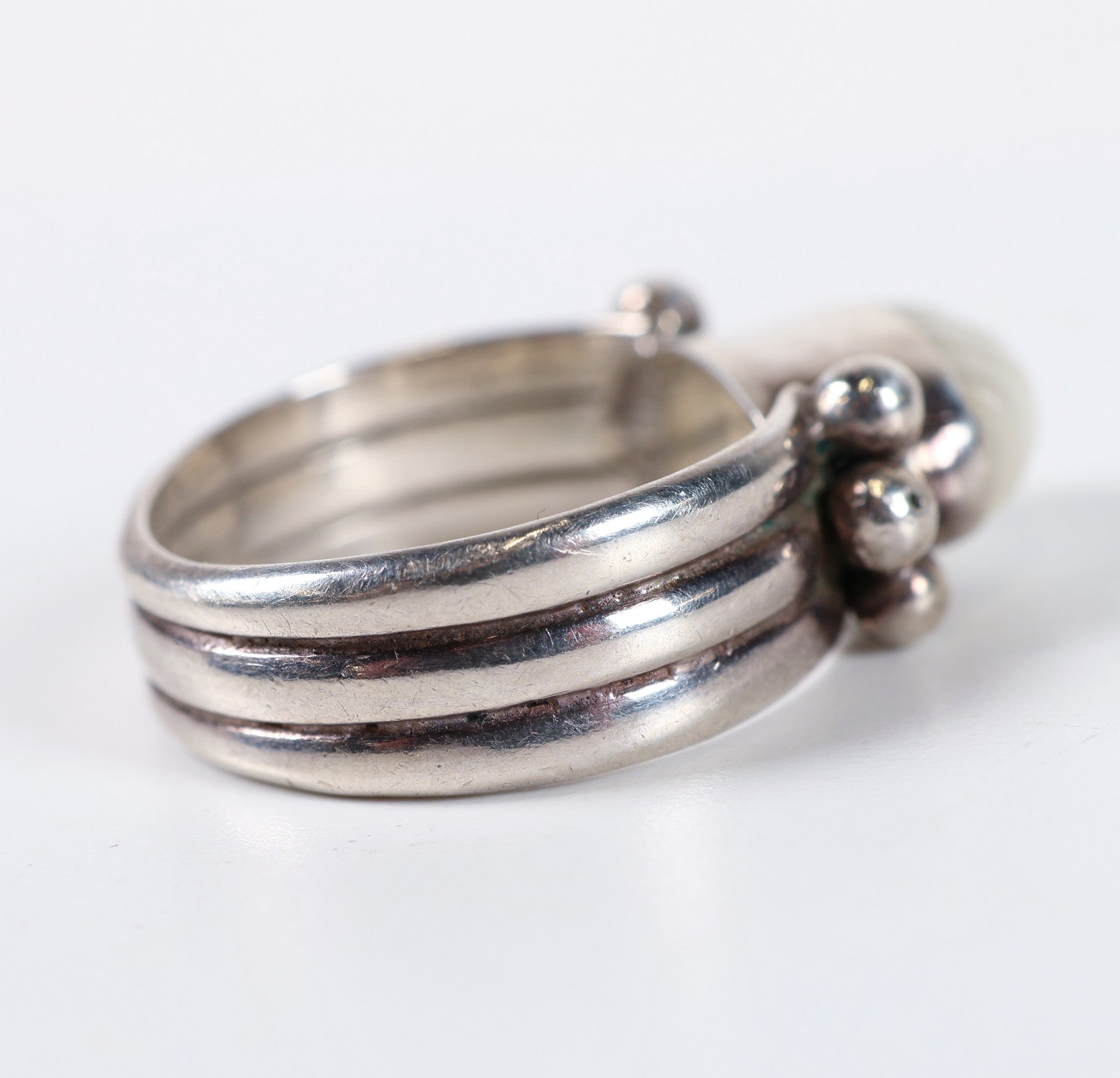 Sterling and Mother of Pearl Ring (6.25)